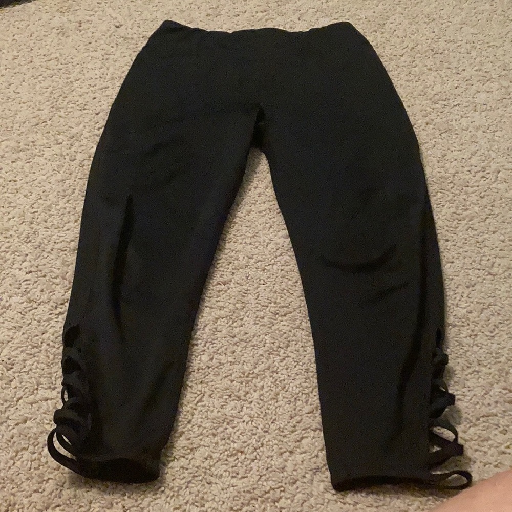 cropped leggings with pattern on bottom